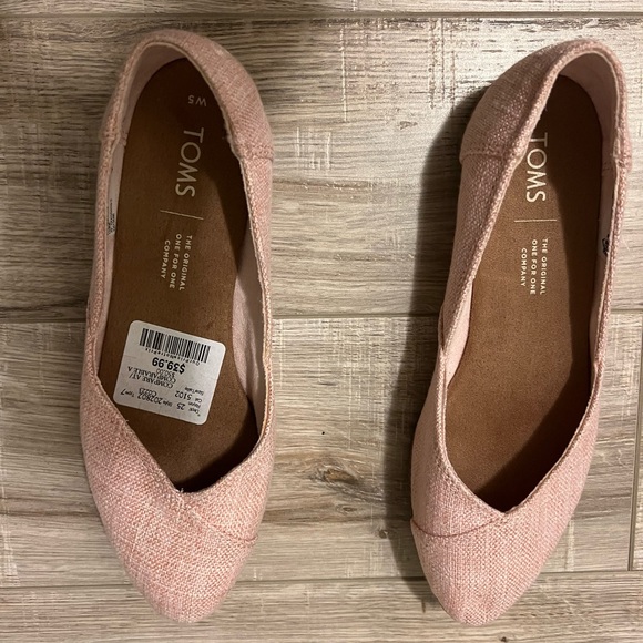 New Tom size 5 soft pink flats - Picture 2 of 2